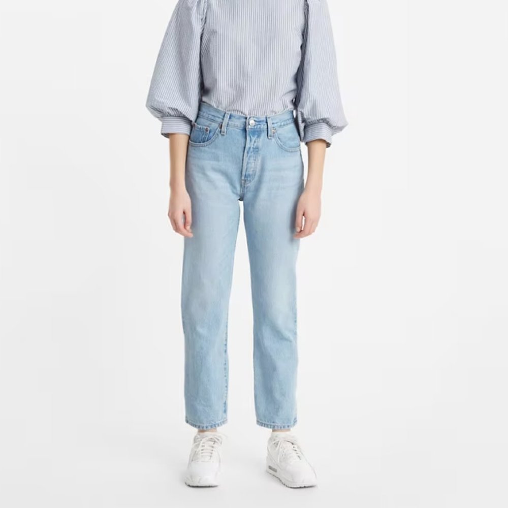 Levi's 501 cropped light wash jeans 25 x 27